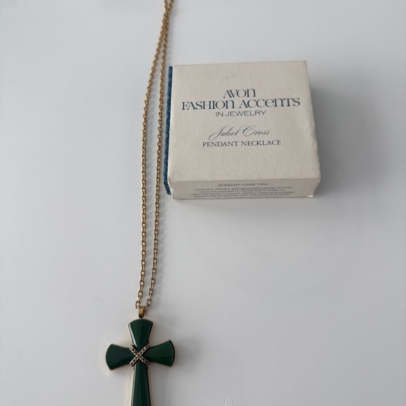 Vintage Avon Green Juliet Cross Necklace w/ Original Box - Picture 2 of 5